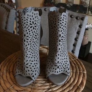 New woman’s shoes size 7